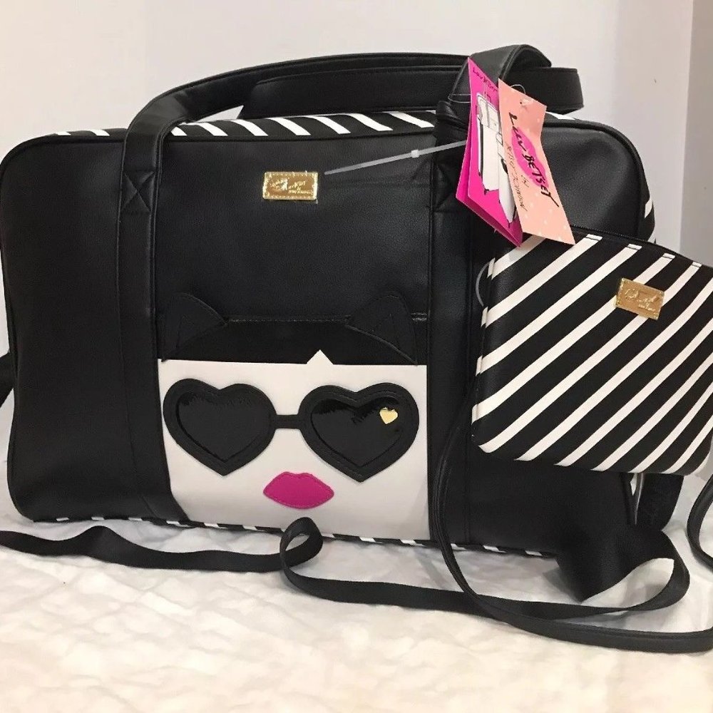 Betsey Johnson Weekender Face w/ Heart Sunglasses Trolley sleeve luggage LBREEGS